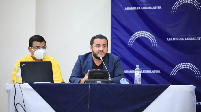 El Ministro de Obras Públicas, Romero Rodríguez (izq.) asistió a la convocatoria de la comisión adhoc que estudia proyecto de ley de agua de la Asamblea Legislativa. Foto: cortesía