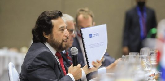 Vicepresidente Félix Ulloa divulga a la comunidad internacional el primer borrador de proyecto de reformas a la Constitución. Foto: YSKL 11 de agosto 2021.