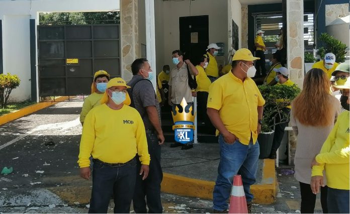 Desde el 27 de julio, empleados de tres áreas del Ministerio de Obras Públicas mantienen paro de labores. Foto: YSKL. Desde el 27 de julio, empleados de tres áreas del Ministerio de Obras Públicas mantienen paro de labores. Foto: YSKL.