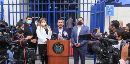 Los Diputados de la Comisión de Trabajo, encabezados por el legislador Edgardo Mulato (centro) acudieron a la Fiscalía para presentar el aviso. Foto: YSKL