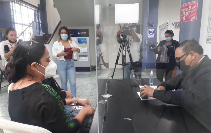 Ruth López, en representación de Cristosal, piden a la Corte de Cuentas auditar el Fideicomiso para echar a andar la Ley Bitcoin. Foto: Cortesía.