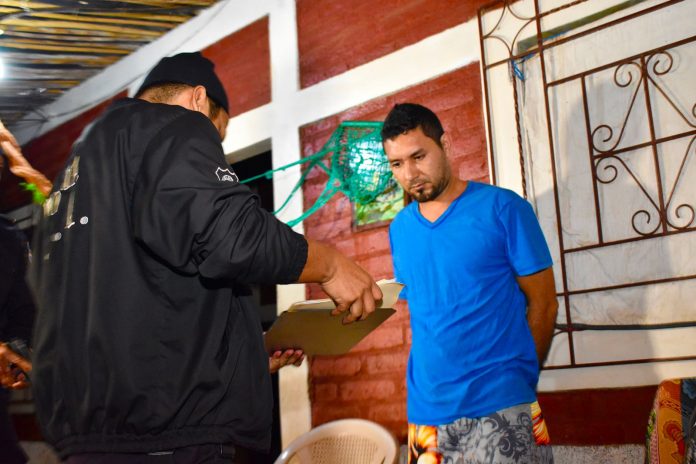 Uno de los palabreros detenidos ha sido identificado como Mauricio Alberto Ibarra, alias Buscador, buscado por homicidio, extorsión y agrupaciones ilícitas. Se le incautó un arma de fuego. Foto: PNC Uno de los palabreros detenidos ha sido identificado como Mauricio Alberto Ibarra, alias Buscador, buscado por homicidio, extorsión y agrupaciones ilícitas. Se le incautó un arma de fuego. Foto: PNC