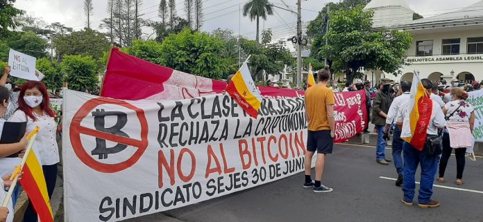 Los sindicalistas marcharon por la Alameda Juan Pablo II de San Salvador. Foto: YSKL
