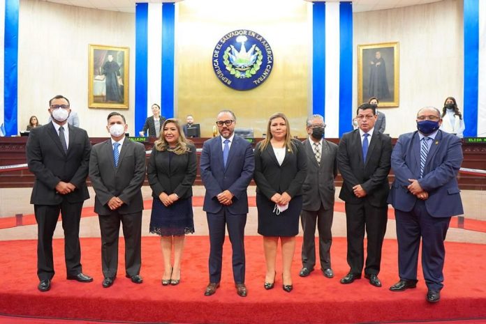 Ernesto Castro (centro) posa junto a los nuevos funcionarios del Consejo Nacional de la Judicatura. Ernesto Castro (centro) posa junto a los nuevos funcionarios del Consejo Nacional de la Judicatura.