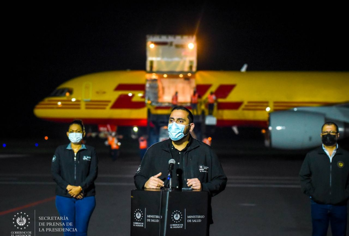 Autoridades del Ministerio de Salud recibieron el nuevo cargamento de vacunas de la farmacéutica Pfizer. Foto: Secretaría de Prensa de la Presidencia. Autoridades del Ministerio de Salud recibieron el nuevo cargamento de vacunas de la farmacéutica Pfizer. Foto: Secretaría de Prensa de la Presidencia.
