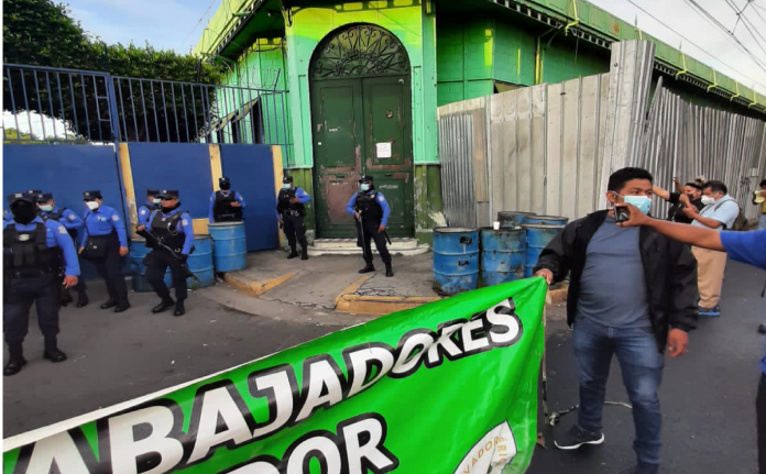 Los trabajadores solicitaron una reunión con el Alcalde de San Salvador, Mario Durán, pero no hubo respuesta. Foto: Cortesía.