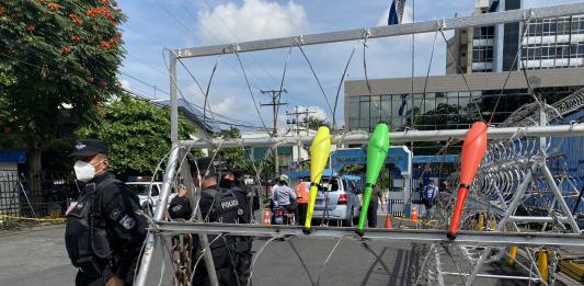 Artistas populares se concentraron frente a la Asamblea Legislativa y aseguran fueron impactados con el decreto que prohíbe realización de eventos públicos, debido a la pandemia por COVID-19. Foto: YSKL.