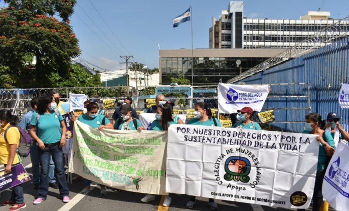 Los colectivos de ambientalistas exigen a los Diputados modificar la propuesta a fin de incluir mecanismos de participación ciudadana en la Ley de Recursos Hídricos. Foto: Diario Co Latino.