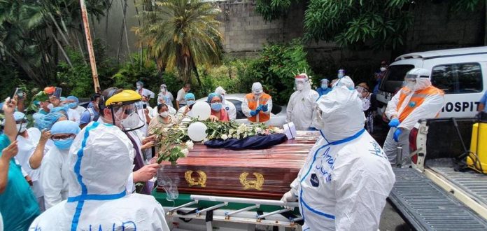 Reconocimiento post mortem a profesional de salud fallecido por coronavirus. Foto: YSKL.