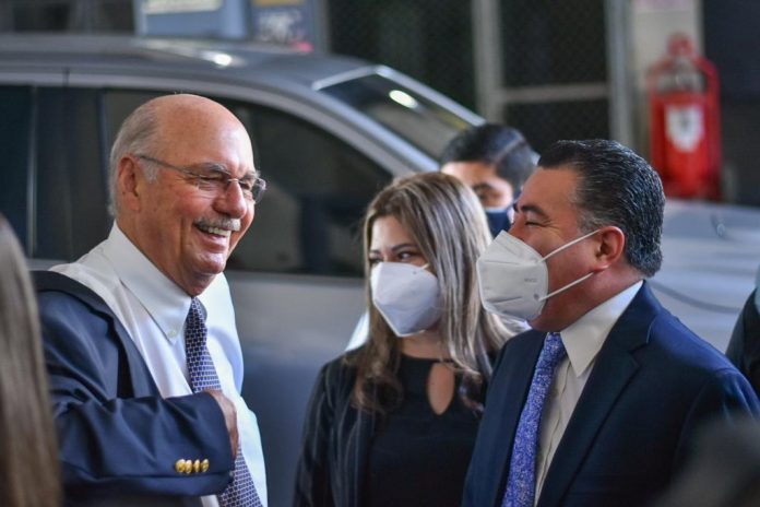 El ex presidente Alfredo Cristiani (izq.) apareció recientemente para comparecer en una comisión legislativa que investiga pagos de sobresueldos durante su gobierno. Imagen de referencia.