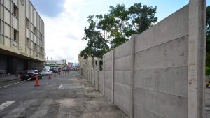 En los contornos del Centro Histórico fue levantado un muro perimetral, para dar paso a las obras de construcción de la Biblioteca. Foto: elsalvador.com