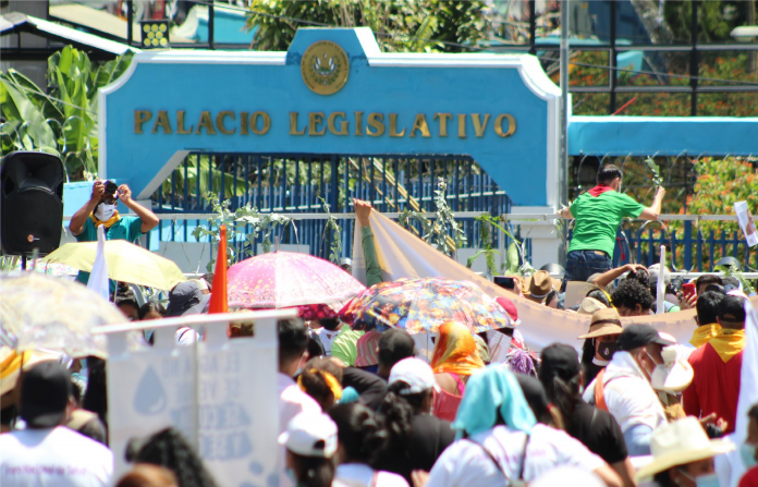 Marcha frente a la Asamblea Legislativa. Foto: Cortesía.