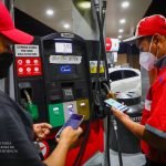Habrá descuento del galón de gasolina al comprar con la aplicación Chivo Wallet. Foto: YSKL.