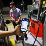 Habrá descuento del galón de gasolina al comprar con la aplicación Chivo Wallet. Foto: YSKL.