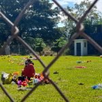 Salvadoreños acuden a los cementerios para enflorar las tumbas de sus seres queridos, en el marco del Día de los Difuntos. Foto: YSKL.