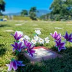 Salvadoreños acuden a los cementerios para enflorar las tumbas de sus seres queridos, en el marco del Día de los Difuntos. Foto: YSKL.