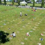 Salvadoreños acuden a los cementerios para enflorar las tumbas de sus seres queridos, en el marco del Día de los Difuntos. Foto: YSKL.