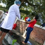 Personal sanitario de la Alcaldía de San Salvador verifica medidas de bioseguridad para el ingreso al Cementerio La Bermeja, con motivo del Día de los Difuntos. Foto: YSKL.