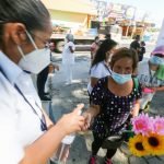 Personal sanitario de la Alcaldía de San Salvador verifica medidas de bioseguridad para el ingreso al Cementerio La Bermeja, con motivo del Día de los Difuntos. Foto: YSKL.