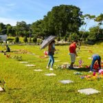 Salvadoreños acuden a los cementerios para enflorar las tumbas de sus seres queridos, en el marco del Día de los Difuntos. Foto: YSKL.