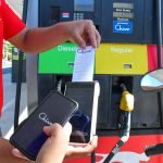 Habrá descuento del galón de gasolina al comprar con la aplicación Chivo Wallet. Foto: YSKL.