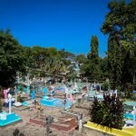 Salvadoreños acuden a los cementerios para enflorar las tumbas de sus seres queridos, en el marco del Día de los Difuntos. Foto: YSKL.