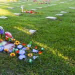 Salvadoreños acuden a los cementerios para enflorar las tumbas de sus seres queridos, en el marco del Día de los Difuntos. Foto: YSKL.