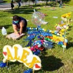 Salvadoreños visitan la tumba de sus seres queridos en el Cementerio Municipal La Bermeja. Foto: YSKL.