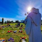 Salvadoreños acuden a los cementerios para enflorar las tumbas de sus seres queridos, en el marco del Día de los Difuntos. Foto: YSKL.