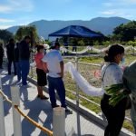 Salvadoreños hacen fila en el área especial para fallecidos por COVID-19 con motivo de rememorar a sus familiares. Cementerio La Bermeja. Foto: YSKL.