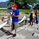 Salvadoreños hacen fila en el área especial para fallecidos por COVID-19 con motivo de rememorar a sus familiares. Cementerio La Bermeja. Foto: YSKL.