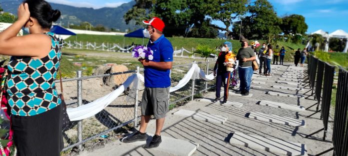 Salvadoreños hacen fila en el área especial para fallecidos por COVID-19 con motivo de rememorar a sus familiares. Cementerio La Bermeja. Foto: YSKL.