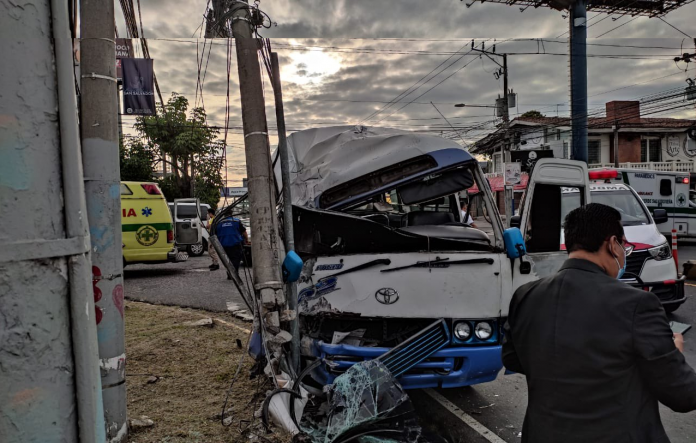 Accidente de tránsito en el Paseo General Escalón, San Salvador. Foto: Cortesía.