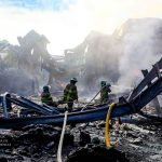 Bomberos de El Salvador realizan inspección de un incendio en una bodega de plásticos en Soyapango. Foto: YSKL.