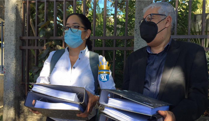 Ruth López y Abraham Ábrego de Cristosal presentaron 127 demandas de amparo por vulneración a datos personales de ciudadanos. Foto: YSKL.