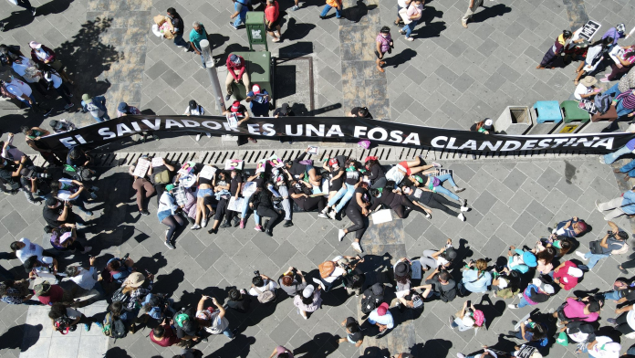 Los colectivos marcharon hasta la Plaza Morazán para expresarse por las mujeres desaparecidas. Foto: Cortesía. Los colectivos marcharon hasta la Plaza Morazán para expresarse por las mujeres desaparecidas. Foto: Cortesía.