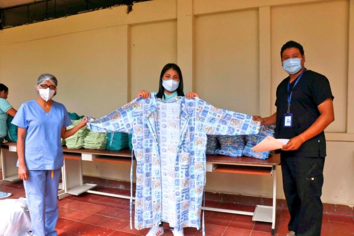 Las prendas se entregaron a personal del Hospital Zacamil. Foto: cuenta de Twitter Osiris Luna Meza.
