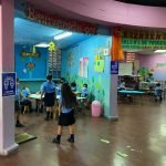 Alumnos reciben clases en módulos abiertos para prevenir contagios de COVID-19. Foto: YSKL