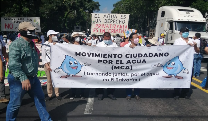 Comunidades que habitan la Hacienda La Labor en Ahuachapán, condenaron la detención de líderes que se opusieron a la extracción de agua por parte de una empresa que construye proyectos habitacionales. Foto: Cortesía.