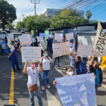 Empleados de FOSALUD piden al Gobierno y Asamblea Legislativa incluir el bono salarial por su trabajo en la pandemia en la Ley de Salarios vigente. Foto: Cortesía.