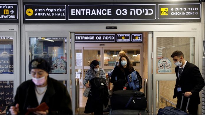 Los viajeros salen del Aeropuerto Internacional Ben Gurion mientras Israel impone nuevas restricciones por el COVID-19, Tel Aviv, Israel, el 28 de noviembre de 2021.