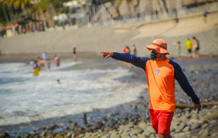Guardavidas de Protección Civil realiza patrullajes en una playa de La Libertad. Foto: Cortesía. Guardavidas de Protección Civil realiza patrullajes en una playa de La Libertad. Foto: Cortesía.