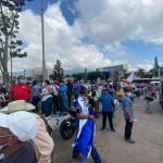 Veteranos y organizaciones civiles se concentraron en las afueras de la Asamblea Legislativa para exigir a los Diputados aumento de pensión. Foto: YSKL