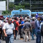 Veteranos y organizaciones civiles se concentraron en las afueras de la Asamblea Legislativa para exigir a los Diputados aumento de pensión. Foto: YSKL