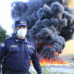Director de la Policía Nacional Civil, Mauricio Arriaza Chicas dirige operativo de destrucción de narcóticos incautados a estructuras criminales. Foto: Cortesía.