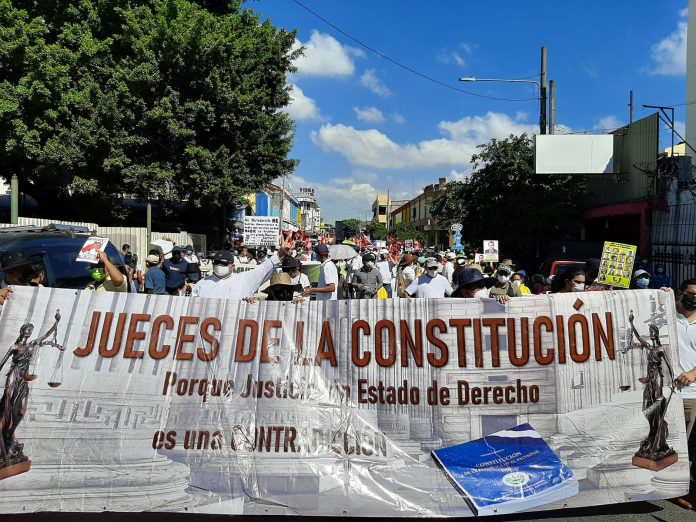 Los jueces exigen la derogatoria del Decreto 144 que contiene reformas a la Ley de la Carrera Judicial que envían al retiro a 248 jueces por el hecho de cumplir más de 60 años. Foto: Cortesía.