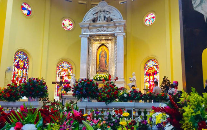 En El Salvador, miles de feligreses honran la imagen de la Virgen de Guadalupe con flores, en agradecimiento por milagros cumplidos.