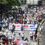 Organizaciones civiles y sindicales marchan por la Alameda Juan Pablo II de San Salvador en rechazo a decisiones gubernamentales. Foto: 12 de diciembre 2021.