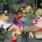 Pequeños productores comercializan maíz de su cosecha comunitaria en el Mercado Sagrado Corazón. Foto: YSKL.
