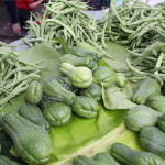 Pequeños productores comercializan verduras de su cosecha en el Mercado Sagrado Corazón. Foto: YSKL.